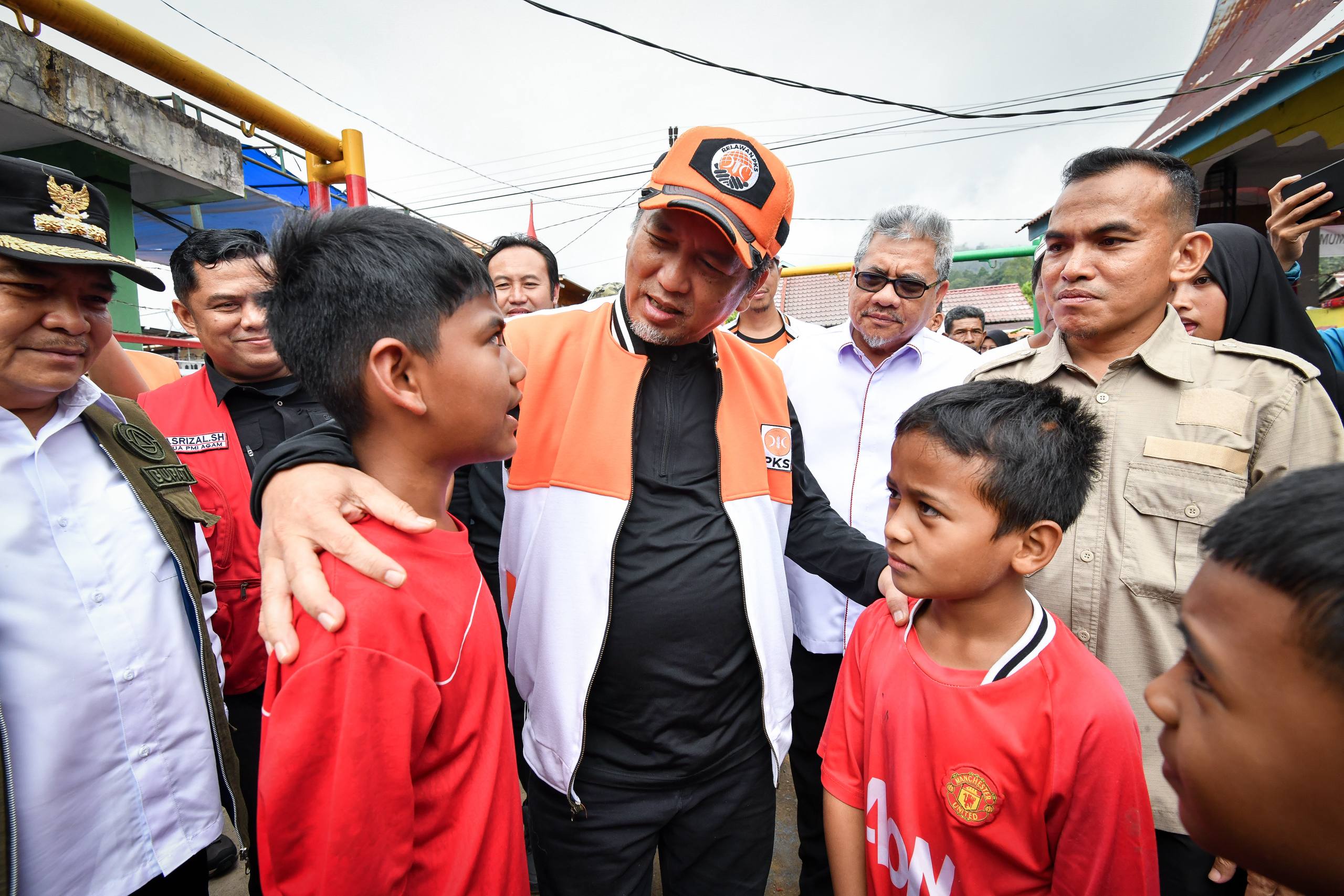 Presiden PKS Almuzzammil Yusuf menyapa anak-anak penyintas yang sedang bermain.