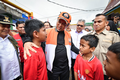 Presiden PKS Almuzzammil Yusuf menyapa anak-anak penyintas yang sedang bermain.