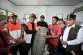 Memberikan bantuan karpet mushola.