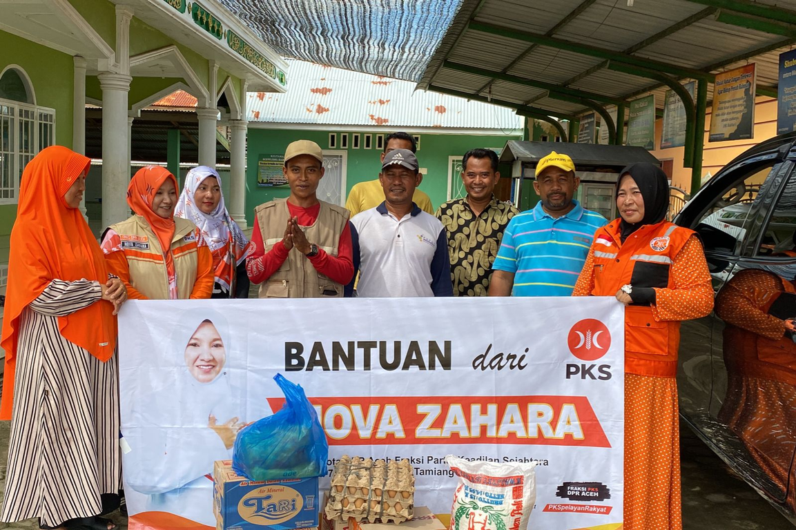Legislator PKS Aceh Nova Zahara Bantu Korban Banjir Bandang Tamiang