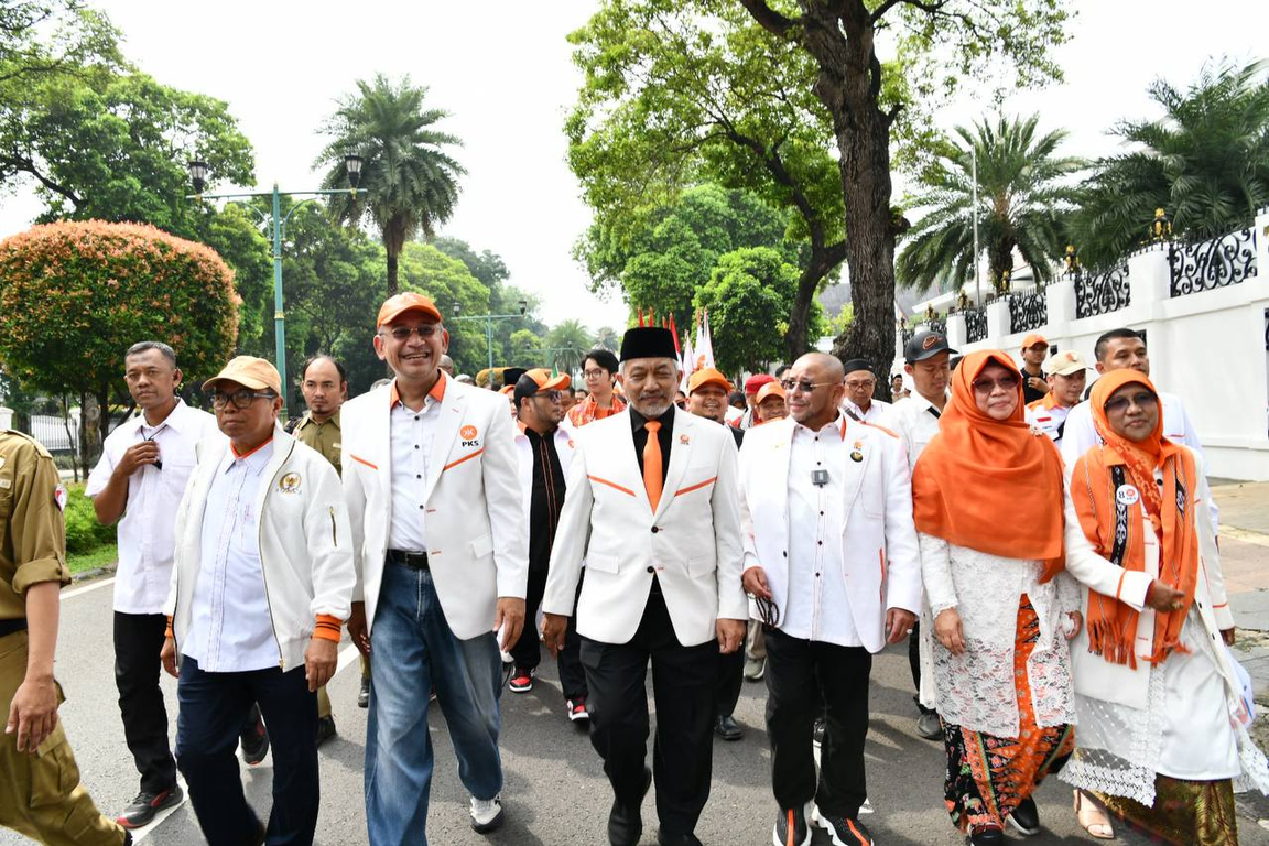 Rombongan PKS yang dipimpin Presiden PKS Ahmad Syaikhu mendatangi KPU Pusat untuk mendaftarkan caleg DPR RI. (PKSFoto/Donny)