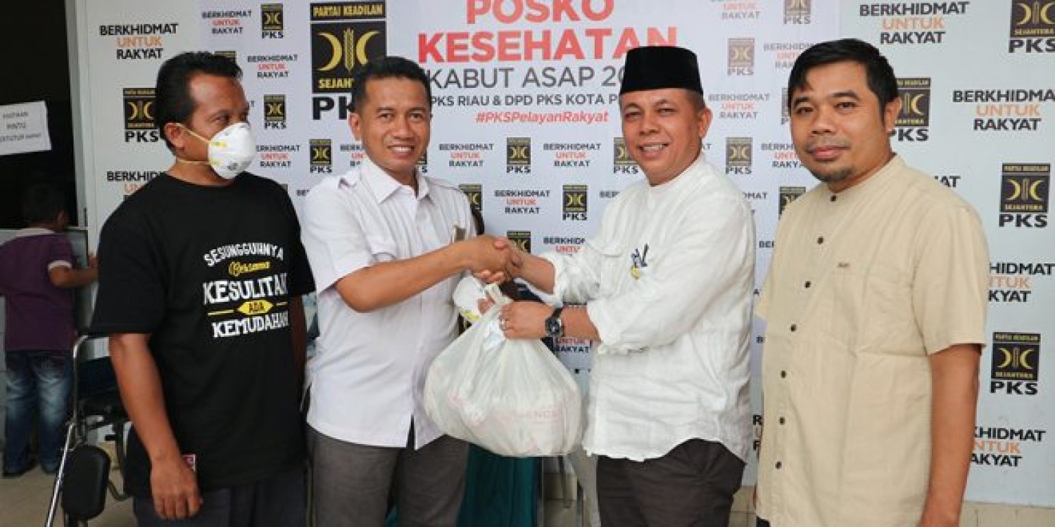 Ketua Dewan Pendidikan Riau Menyerahkan Makan Siang untuk Pengungsi di Posko