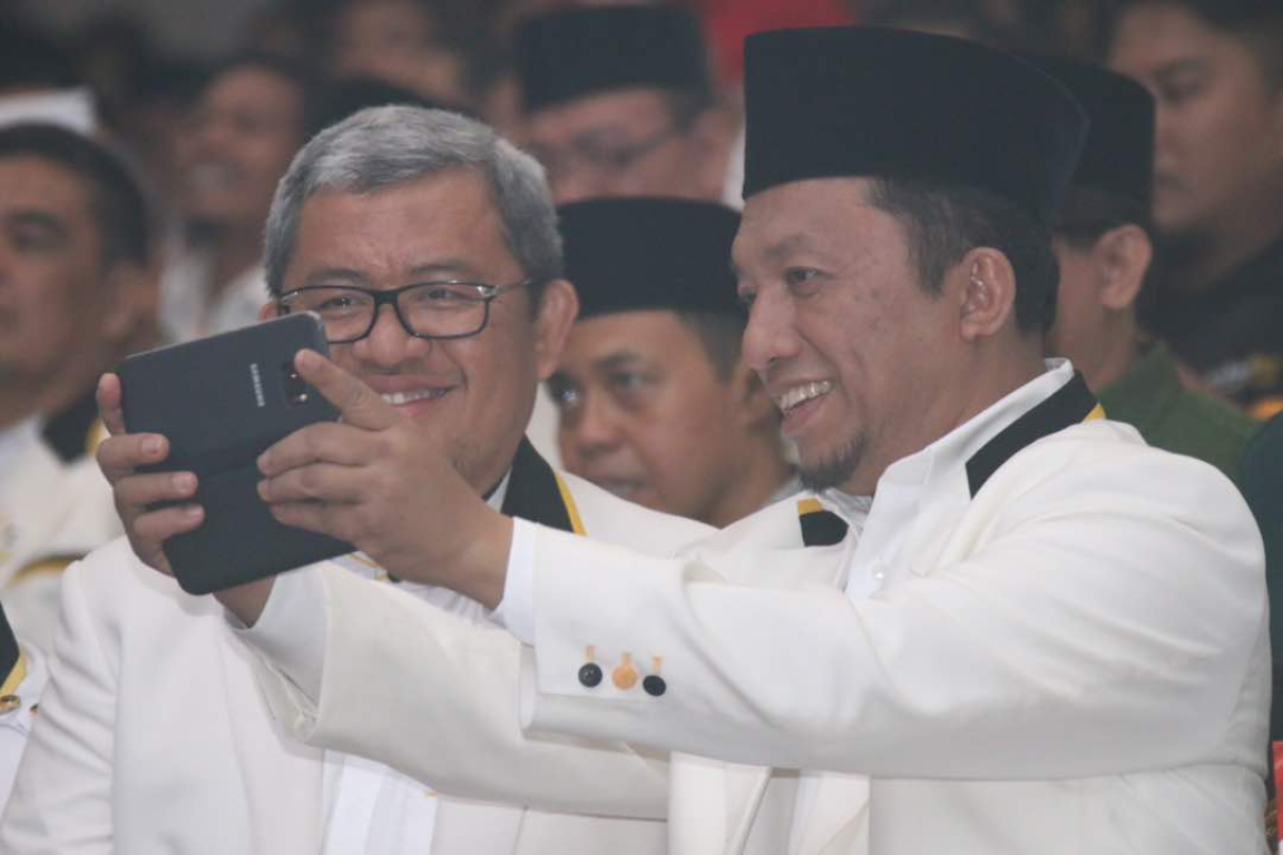 Ketua FraksiPartai Keadilan Sejahtera (FPKS) MPR RI, Tifatul Sembiring melakukan swafoto dengan Ketua Badan Pembinaan Kepemimpinan Daerah DPP PKS Ahmad Heryawan