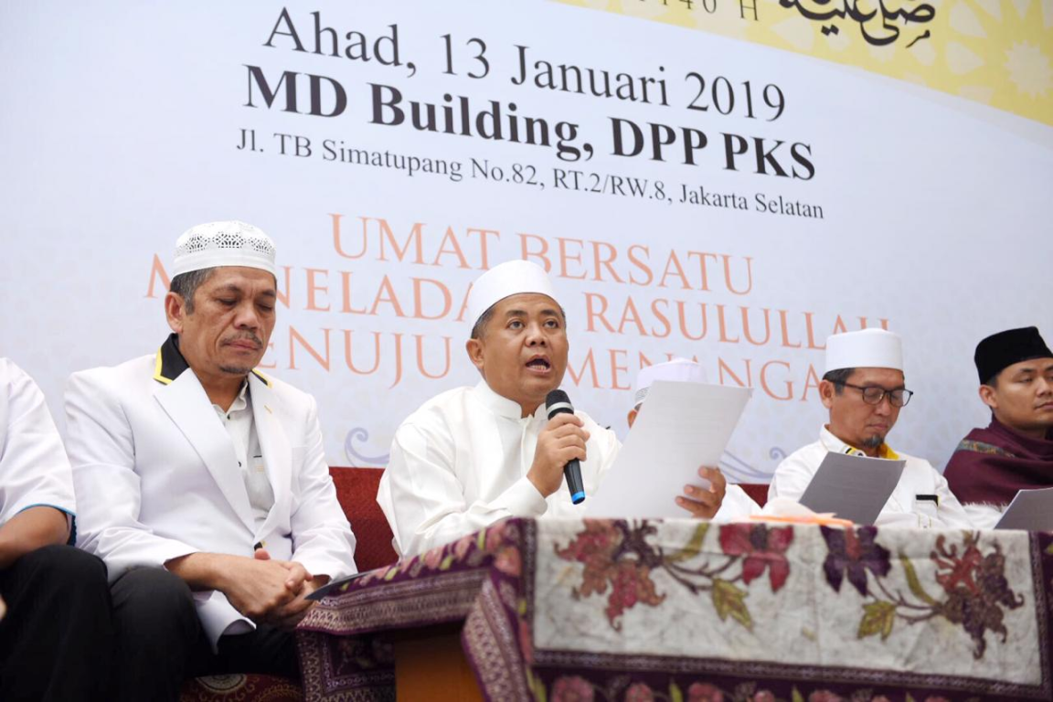 Presiden PKS Mohamad Sohibul Iman membacakan janji politik PKS terkait RUU Perlindungan Ulama, Tokoh Agama dan Simbol Agama di kantor DPP PKS, Ahad (13/1) (M Hilal/PKSFoto)