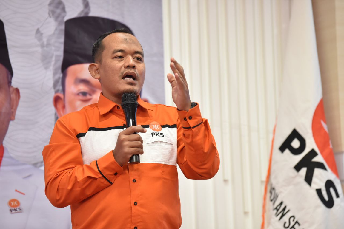 Ketua Bidang Tani dan Nelayan DPP PKS, Riyono memeberikan sambutan dalan Kenduri Hari Nelayan Nasional (Donny/PKSFoto)