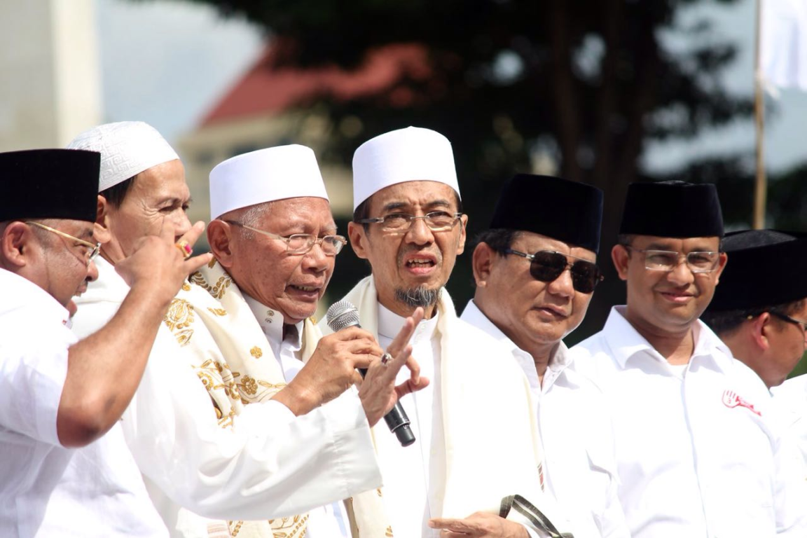 Ulama asal Betawi, KH Abdul Rasyid Abdullah Syafi'i saat kampaye akbar Anies-Sandi, di Lapangan Banteng, Jakarta, Ahad (5/2) (PKS Foto)