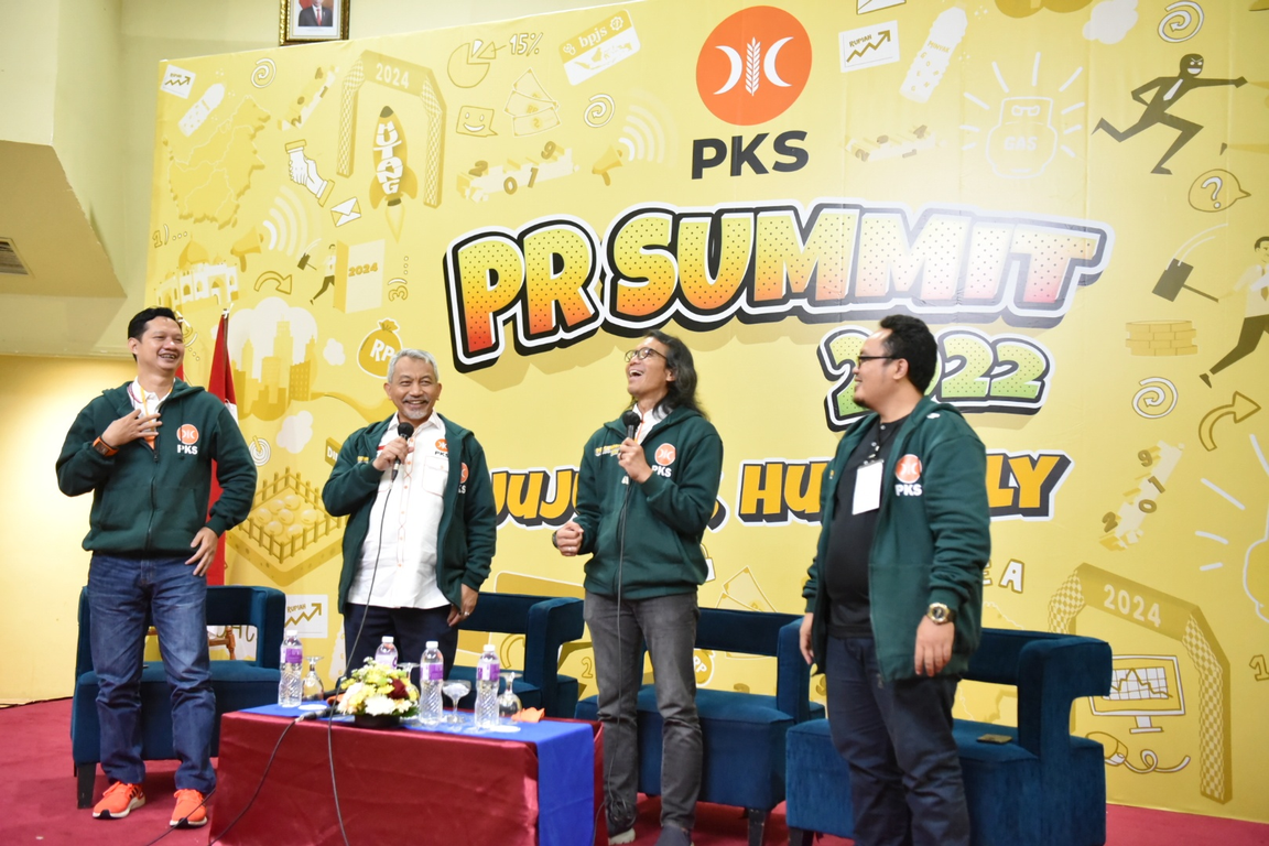 Presiden PKS Ahmad Syaikhu didampingi Ketua Bidang Humas DPP PKS Ahmad Mabruri, Wakil Ketua Bidang Humas DPP PKS Dedi Supriadi, dan Sekretaris Bidang Humas Kurnia P. Wijaya dalam pembukaan PR Summit 2022 (Donny/PKSFoto)