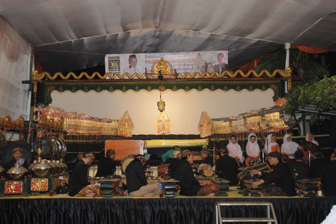 Pagelaran wayang kulit di halaman gedung DPP PKS, Sabtu (28/1) malam. (Donny/PKS Foto)