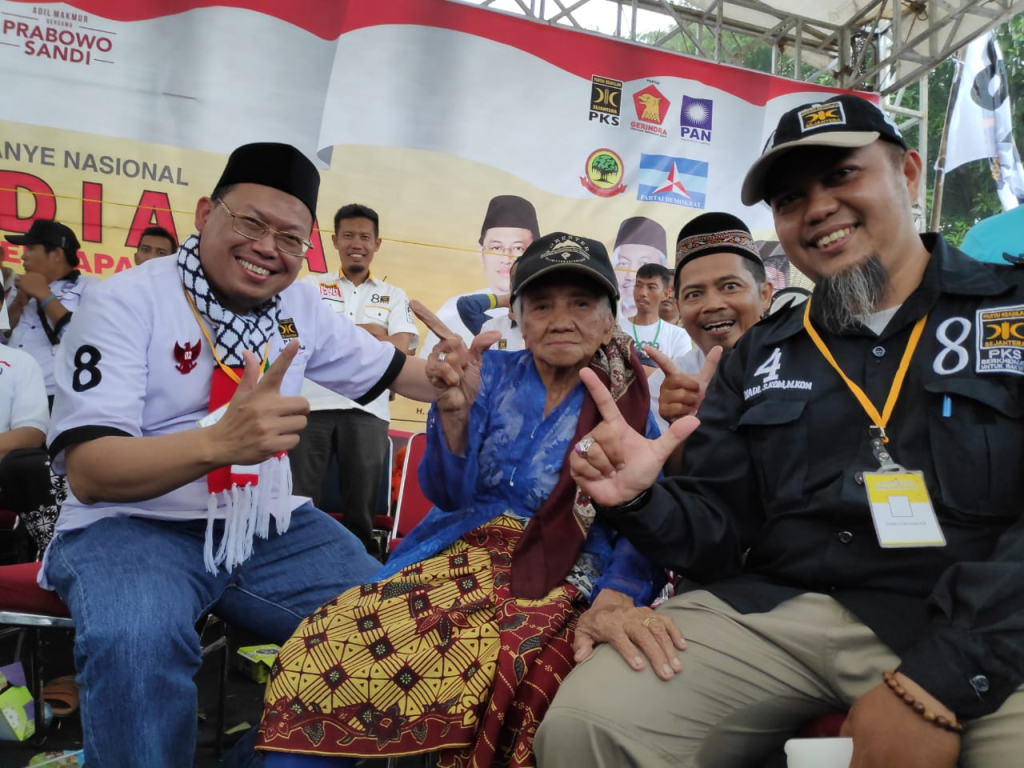 Nenek Ramih naik ke atas panggung bersama tokoh-tokoh PKS karena hujan deras mengguyur Kampanye Rapat Umum di Tambun Selatan, Kabupaten Bekasi, Selasa (2/4) (dok Humas DPD PKS Kab Bekasi)