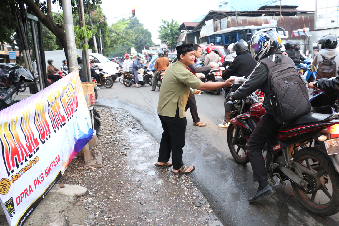 Pembagian takjil di jalan selama Ramadhan