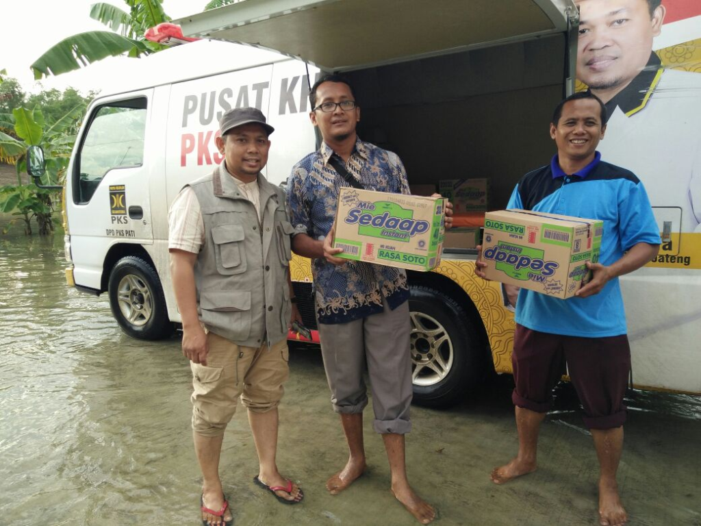 Bantuan kader PKS terhadap korban banjir