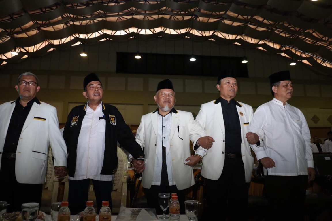 (ki-ka) Ahmad Heryawan, Chairul Anwar, KH Surahman Hidayat, Hidayat Nur Wahid dan Suharna Surapranata dalam komitmen siap menangkan Pemilu 2019 dalam Konsolidasi Nasional di Depok, Ahad (14/10) (PKSFoto)