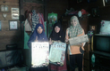 Ibu Ismanita M.Pd. didampingi Ibu Ipi Susanti, S.Pd. dari BPKK DPD Lahat di lokasi pengepakan kripik ubi RKI Kikim Timur