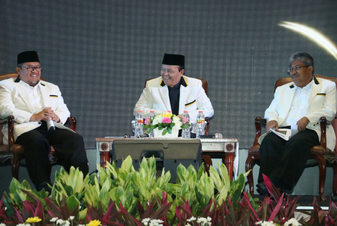 Gubernur Jawa Barat Ahmad Heryawan, Wakil Ketua Majelis Syuro PKS Hidayat Nur Wahid dan Anggota MPP PKS Mulyanto dalam diskusi Platform PKS, Jakarta, Kamis (4/1). (PKS Foto)