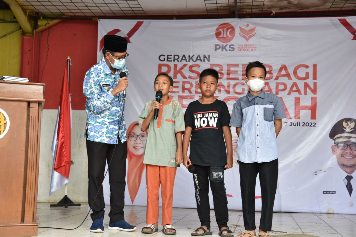 Wakil Walikota Depok, Imam Budi Hartono bersama anak-anak Sekolah Master (Donny/PKSFoto)