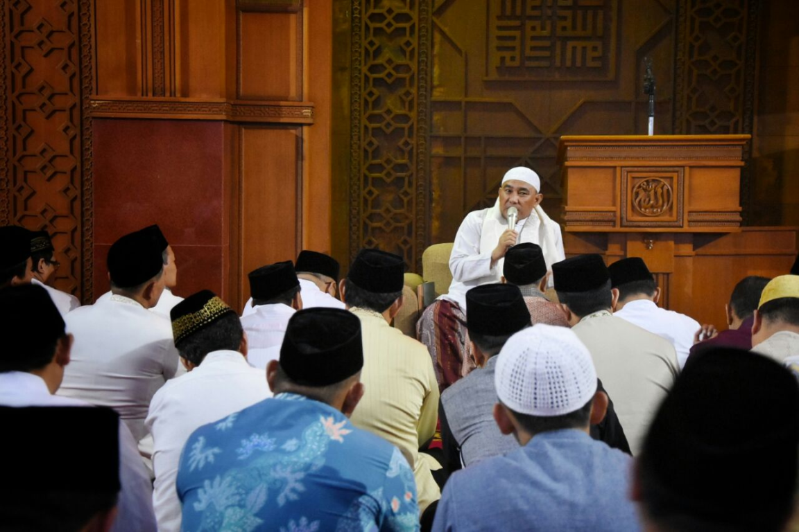 Wali Kota Depok Mohammad Idris saat memberikan tausiyah usai shalat Subuh berjamaah di Masjid Wali Kota Depok, Jumat (24/2/2017)