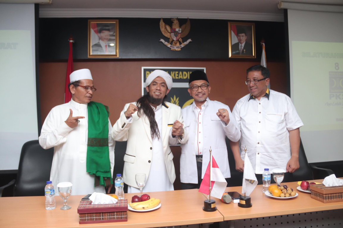 Ketua DPW PKS Jawa Barat, Ahmad Syaikhu dan Ketua FPI Jawa Barat, KH. Abdul Qohar Al-Qudsi di Kantor DPW PKS Jabar, Bandung, Rabu (16/1) (dok: Hermawan Wicaksono/PKSFoto)
