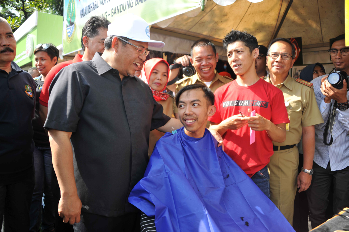 Gubernur Jawa Barat Ahmad Heryawan (Aher) menyapa warga