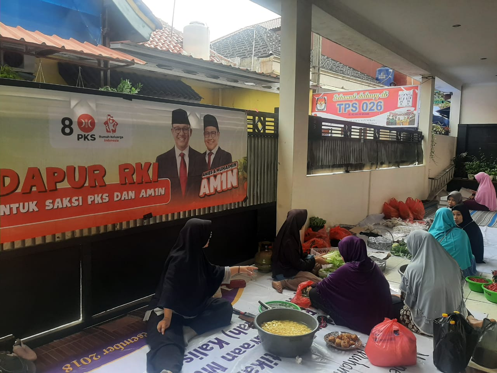 Suasana Dapur Umum RKI For AMIN yang sedang menyiapkan makanan untuk saksi PKS dan AMIN.