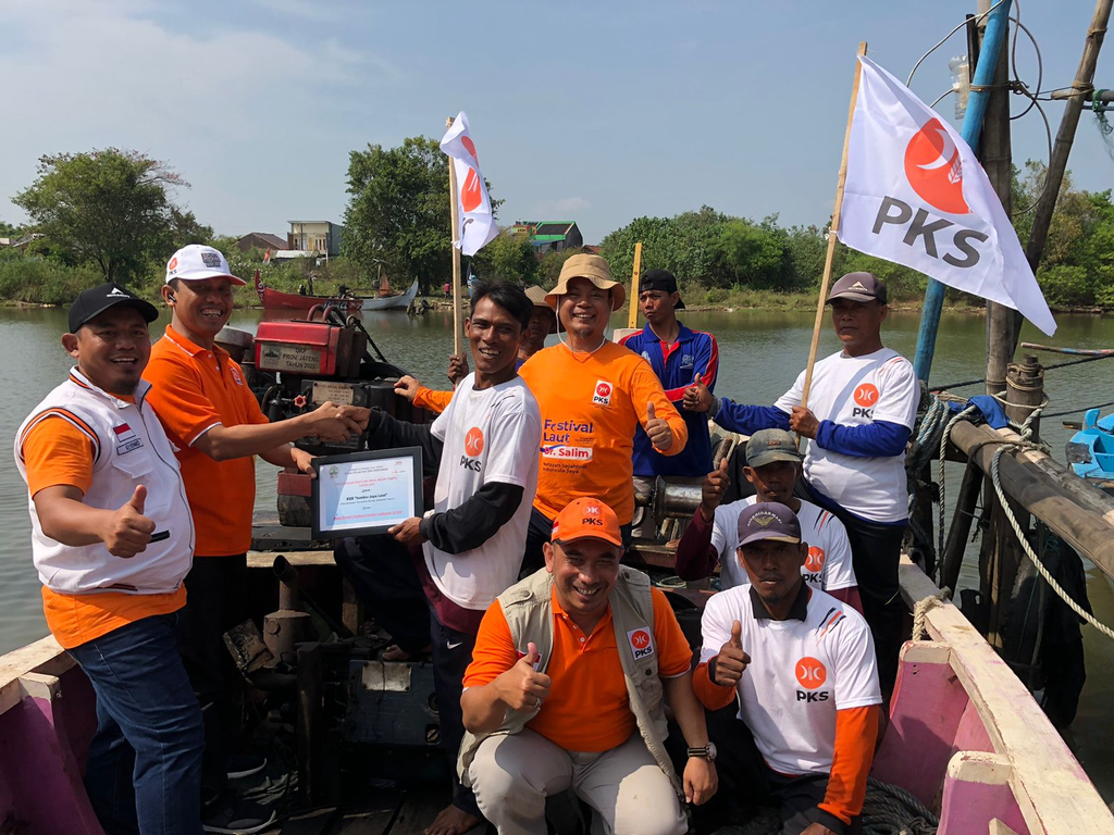 PKS Memberikan Bantuan Mesin Perahu untuk Nelayan di Jepara