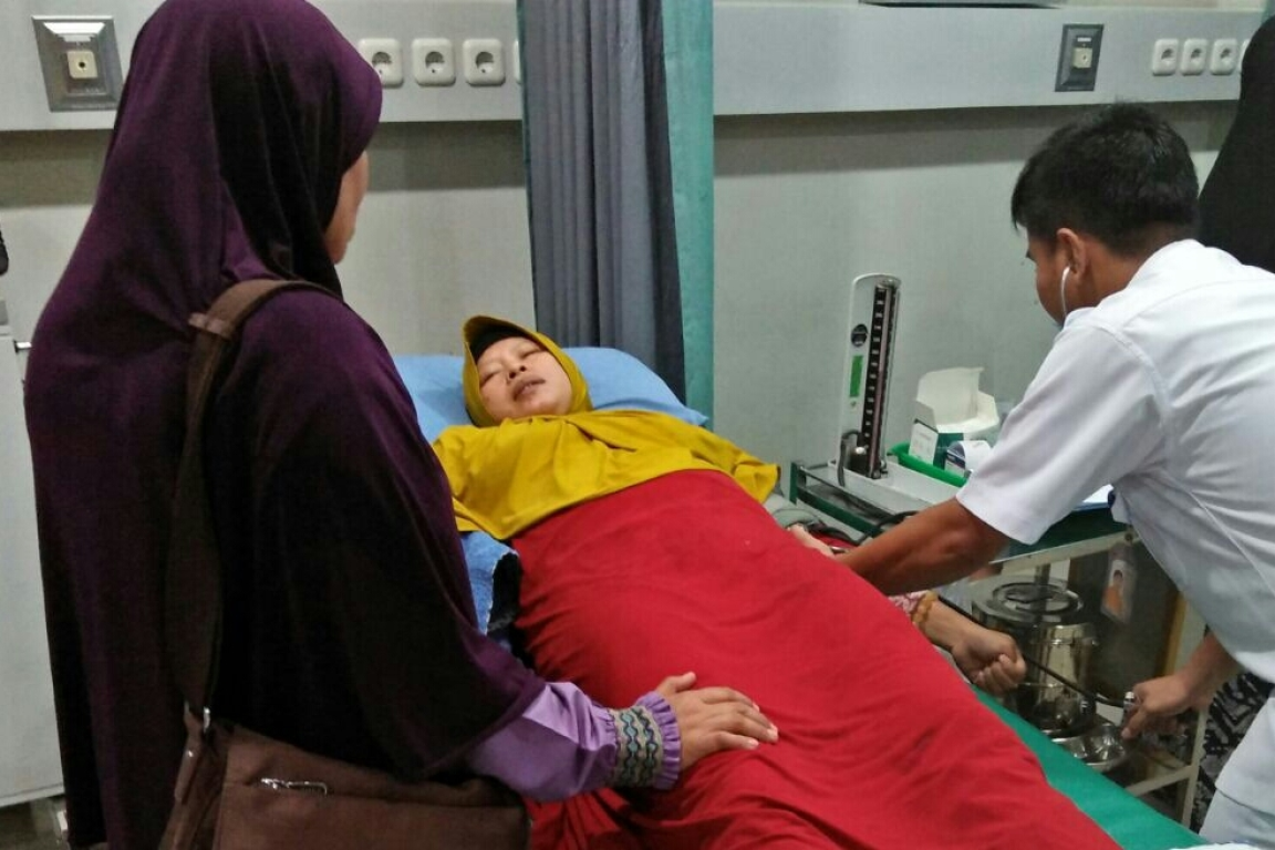 Salah satu kader BPKK Jambi yang terlibat kecelakaan mendapat perawatan oleh tim dokter. (dok BPKK)