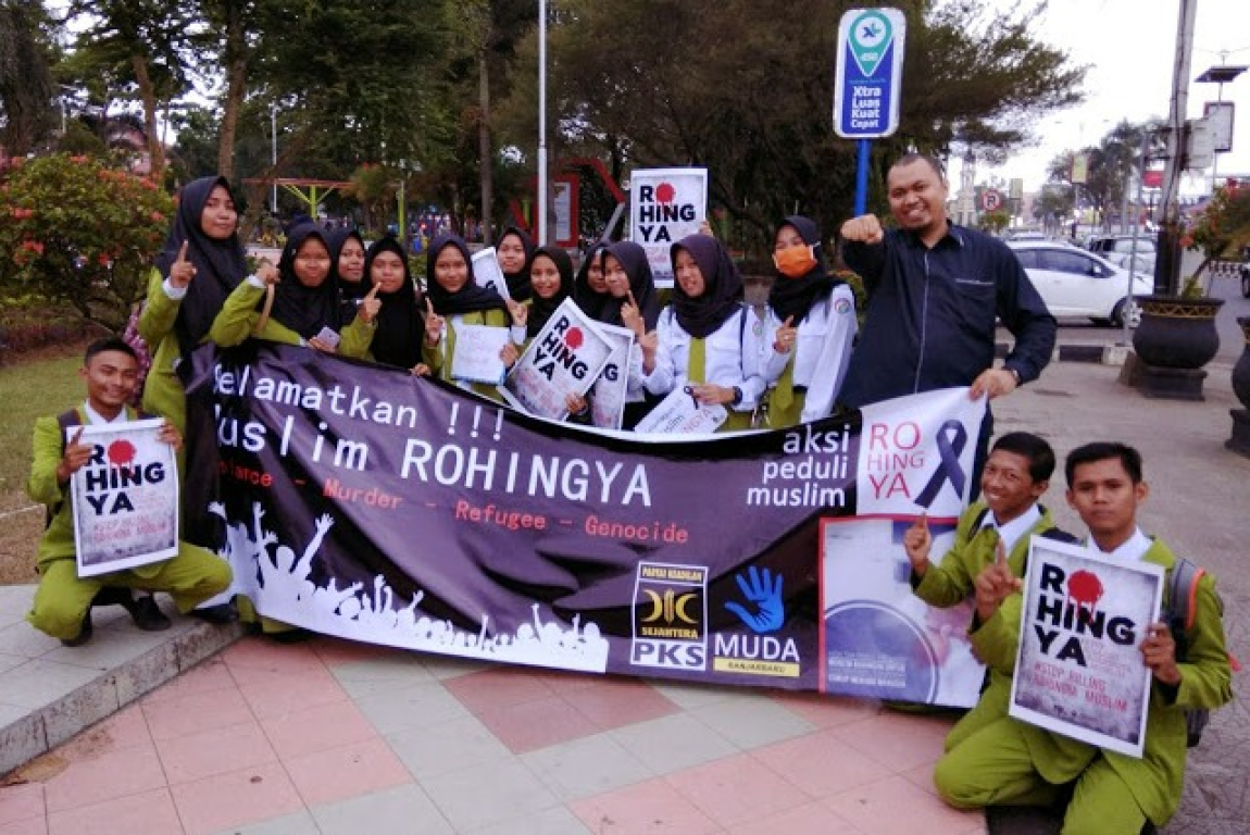 PKS Muda Banjarbaru bersama remaja menggelar aksi kemanusiaan peduli Rohingya,  di depan Taman Kota Van der Pilj Banjarbaru, Senin (4/9). (Humas PKS Kalsel)