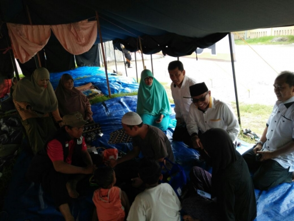 Ketua DPW PKS Banten Miptahudin memberikan bingkisan kepada pemudik