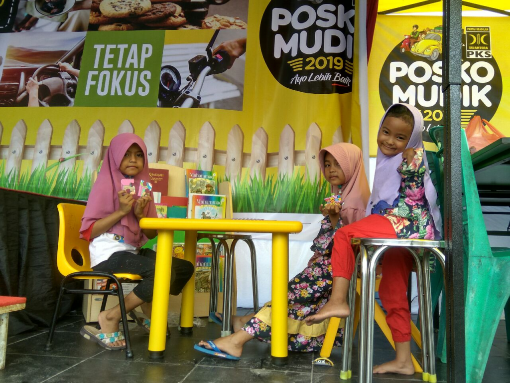 Pojok bermain sebagai layanan Posko Mudik Ramah Anak PKS Pekanbaru (dok PKS Pekanbaru)