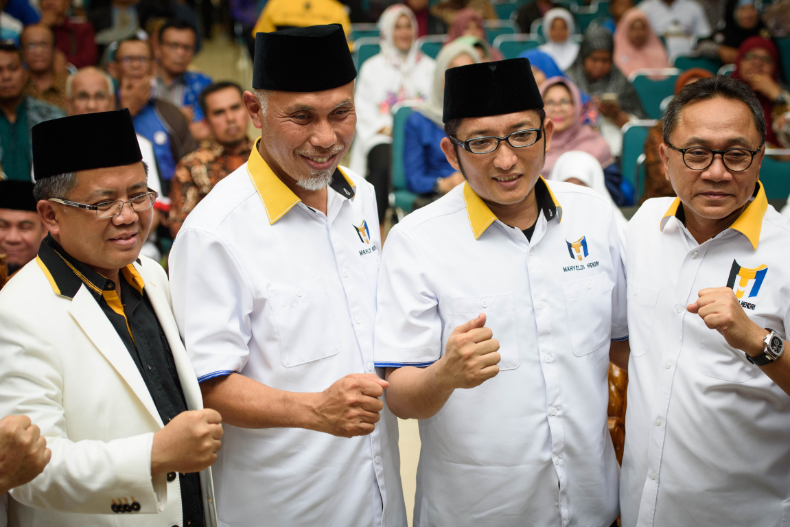 (ki-ka) Presiden PKS Mohamad Sohibul Iman, Wali Kota Padang Mahyeldi, Calon Wakil Wali Kota Padang Hendri Septa dan Ketua Umum PAN Zulkifli Hasan dalam deklarasi Mahyeldi-Hendri, Senin (11/12) malam. (M Hilal/PKS Foto)