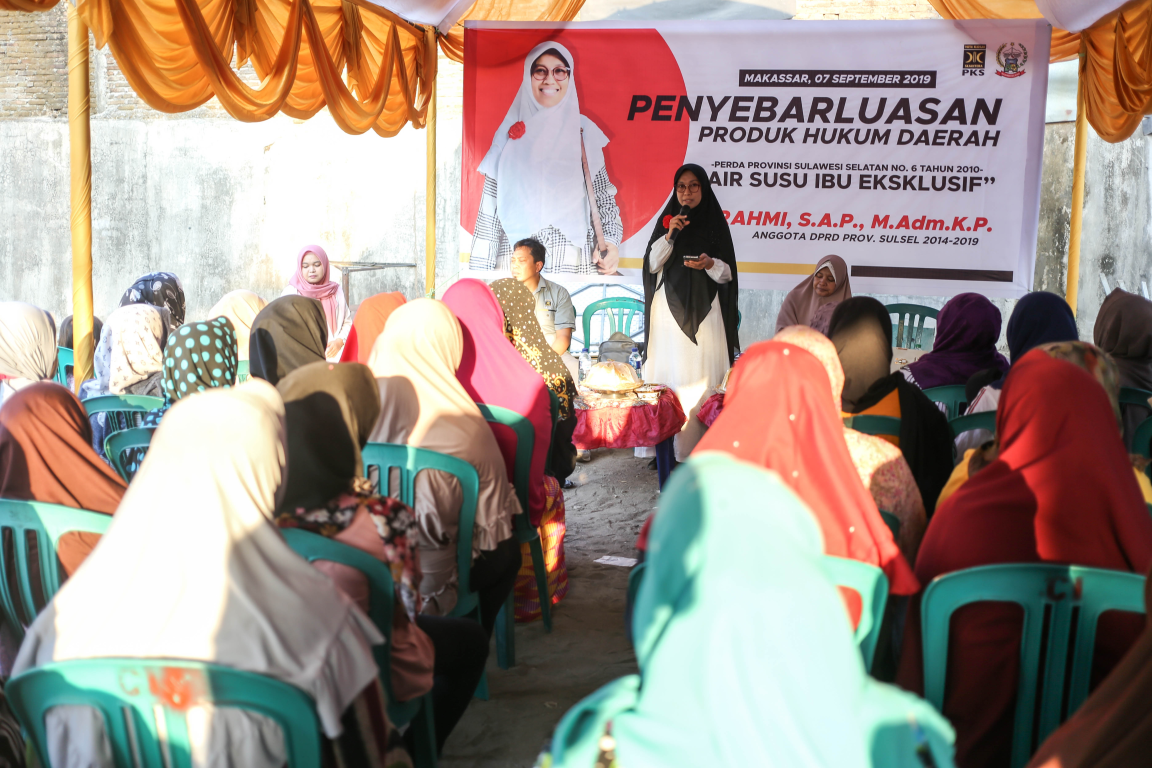 Aleg Perempuan PKS, Sri Rahmi sedang memberikan penyuluhan kepada peserta
