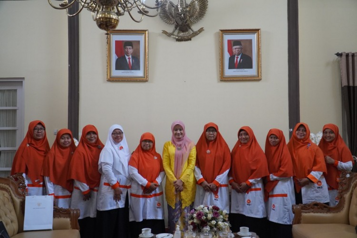 Ketua BPKK PKS Jawa Tengah Suminah beserta rombongan mengunjungi Nawal Arafah Yasin, di Rumah Dinas Wakil Gubernur Jawa Tengah, Kota Semarang