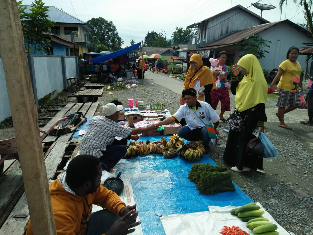 Relawan Partai Keadilan Sejahtera yang sedang melakukan sosialisasi di Pasar Prafi, Papua Barat, Ahad (10/02/2019). (dok DPW PKS Papua Barat)