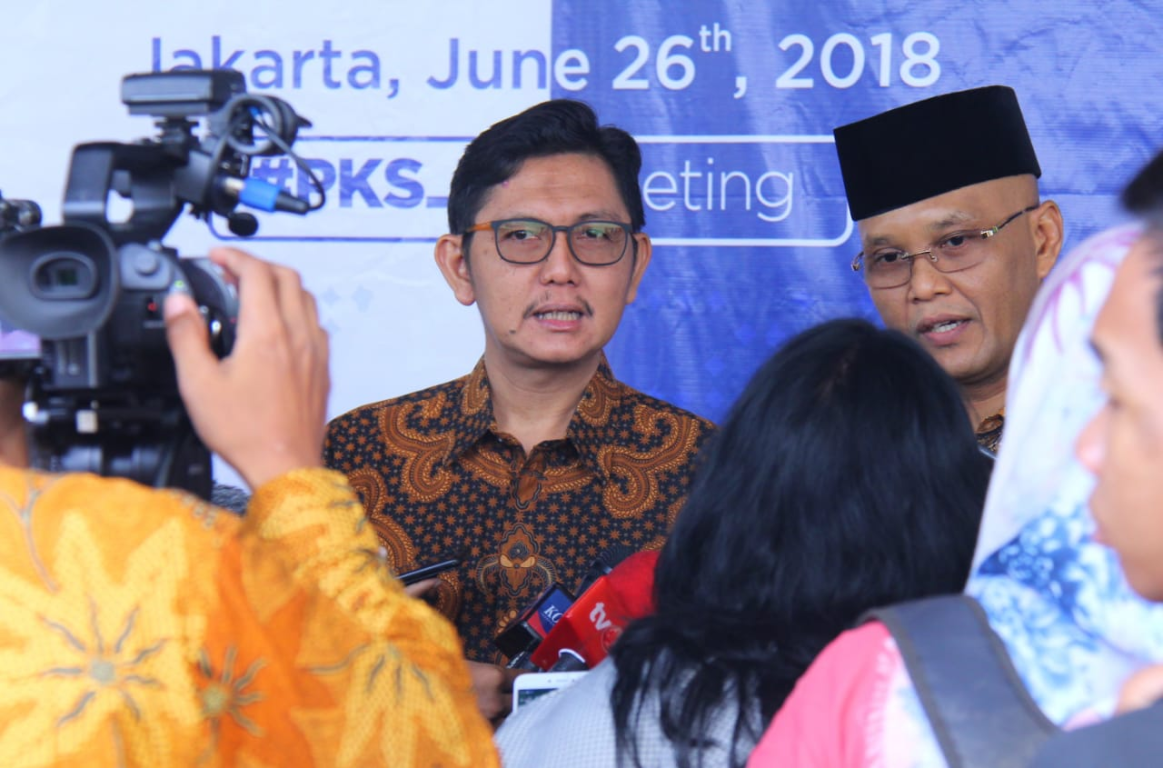 Sekjen PKS Mustafa Kamal dan Ketua BPPLN Sukamta memberikan keterangan pers sebelum pertemuan PKS dan 13 Duta Besar Uni Eropa di kantor DPP PKS, Selasa (26/6) (PKSFoto)