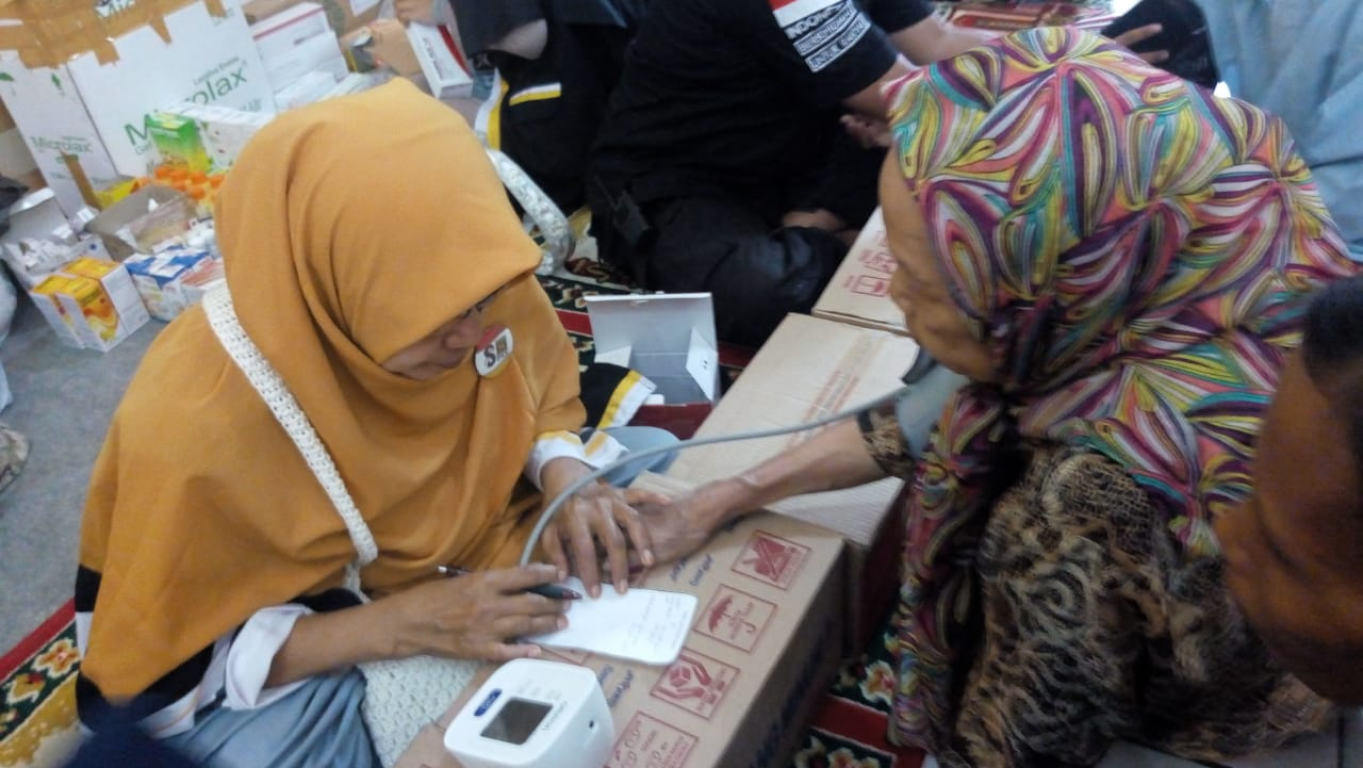 Relawan PKS memberikan bantuan kepada korban tsunami Selat Sunda (Ilutrasi-IST)