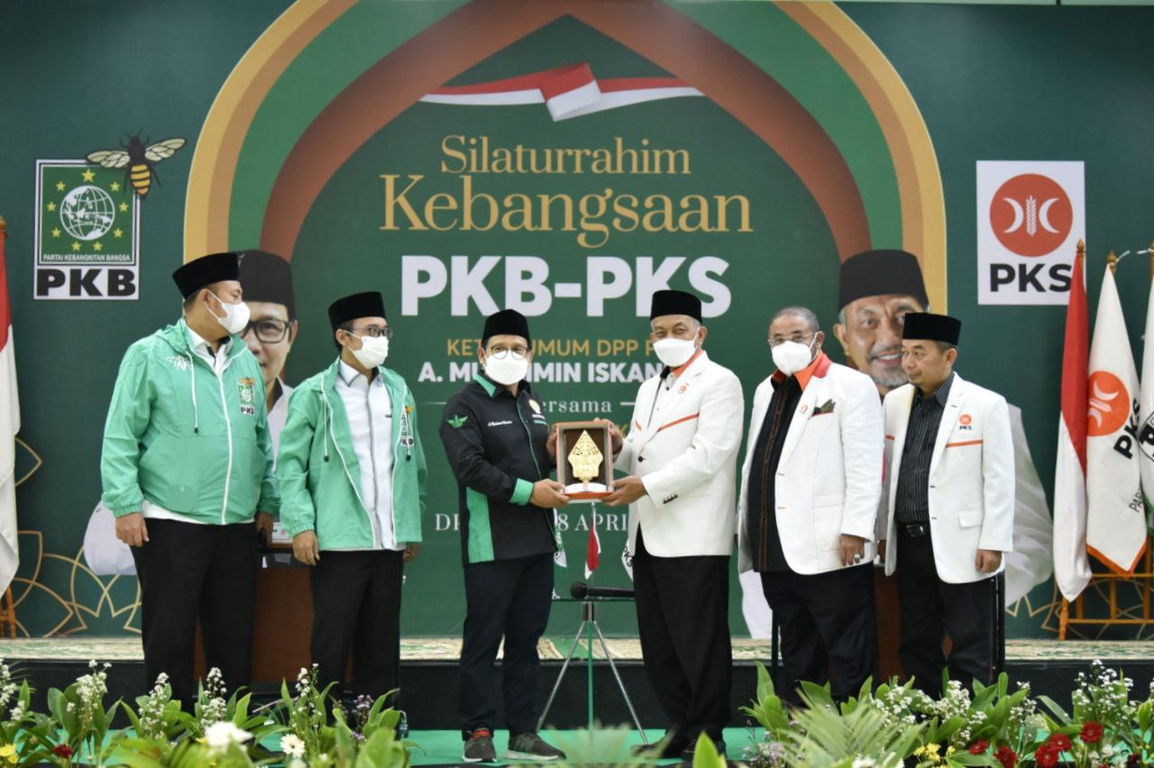 Presiden PKS Ahmad Syaikhu menyerahkan cinderamata kepada Ketua Umum PKB Muhaimin Iskandar dalam agenda Silaturahim Kebangsaan. (Donny/PKSFoto))