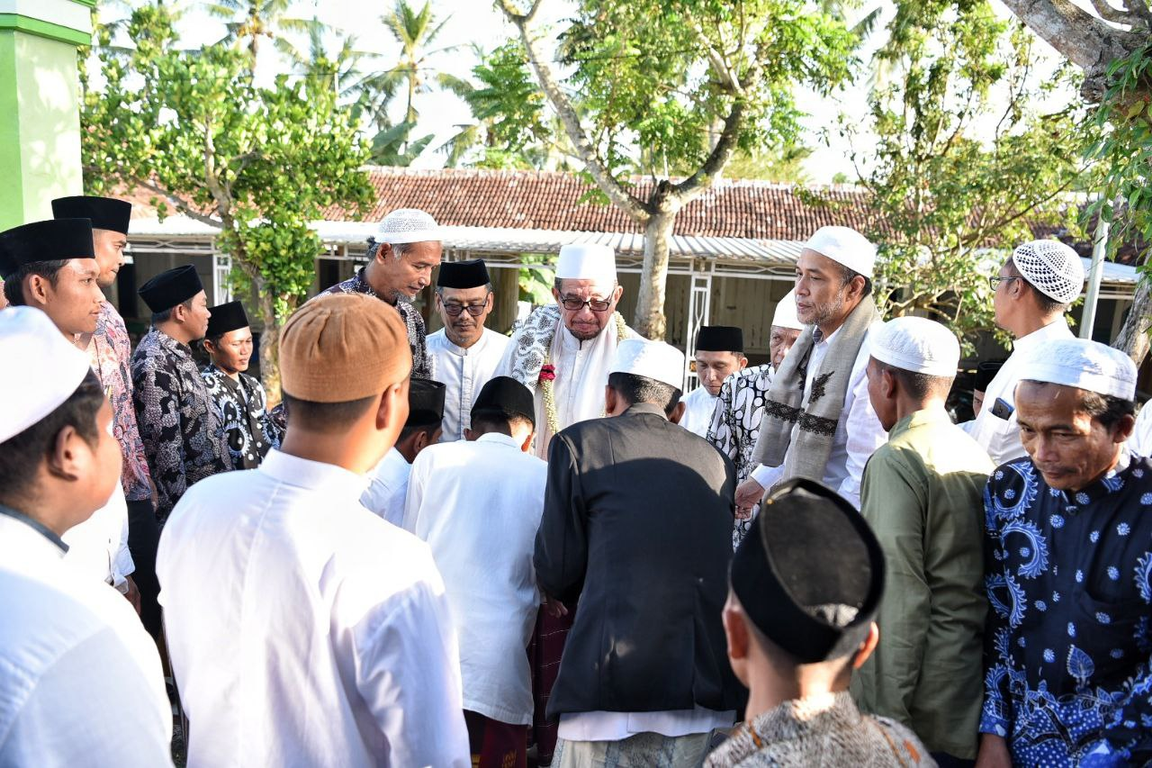 Ketua Majelis Syura PKS Dr Salim Segaf menghadiri istighotsah di Ponpes Daarut Tauhid Al Islami Pamekasan (Donny/PKSFoto)