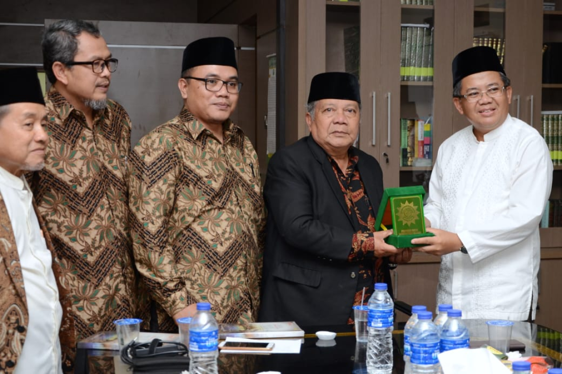 Presiden PKS Mohamad Sohibul Iman dengan Ketua Umum Persis KH. Aceng Zakaria dalam agenda silaturahim, Bandung, Jawa Barat, Rabu (6/02/2019). (Donny/PKSFoto)