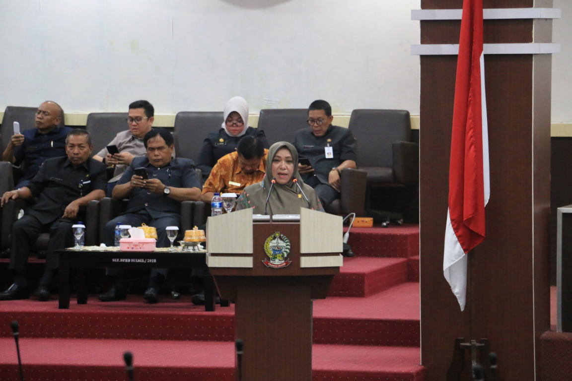 Anggota FPKS DPRD Sulsel Hj. Andi Jahida A Ilyas membacakan pandangan Fraksi PKS atas Nota Keuangan tentang Perubahan APBD 2019 di kantor DPRD Sulsel, Jumat (6/9) (Humas PKS Sulsel)