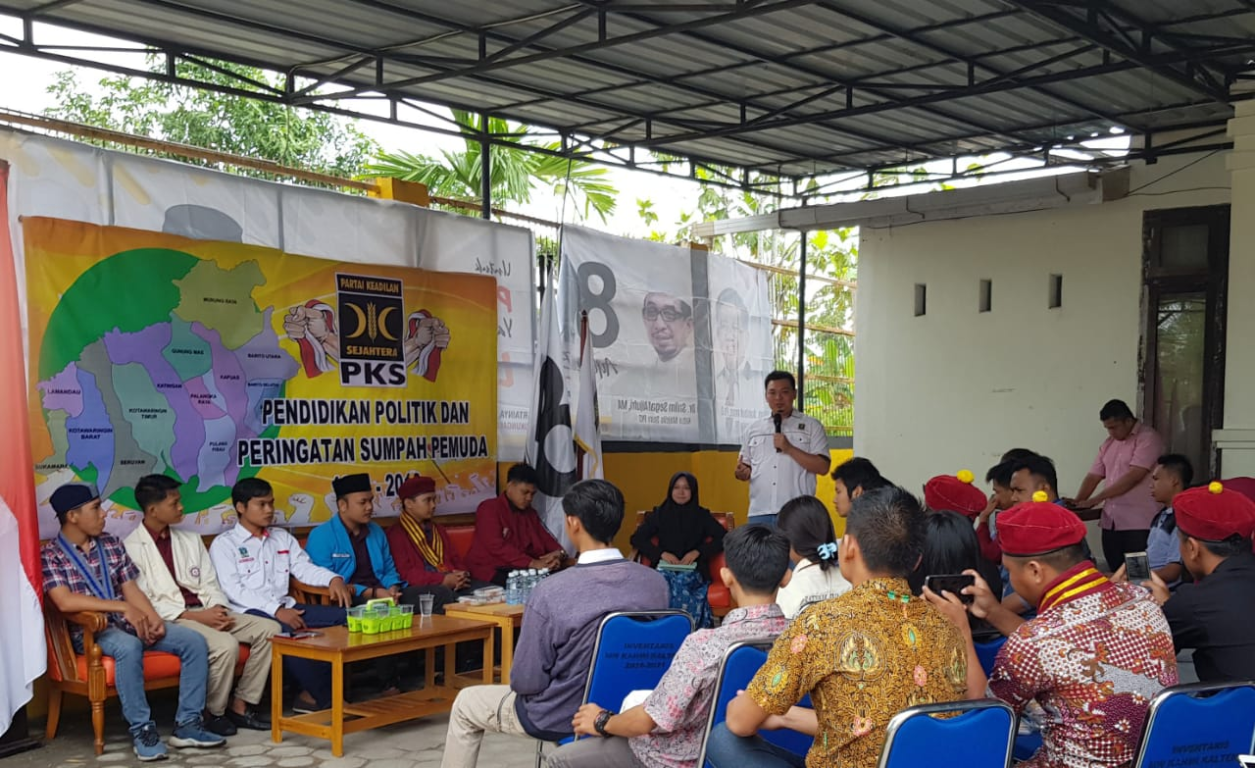 Kegiatan memperingati Sumpah Pemuda dengan dialog 