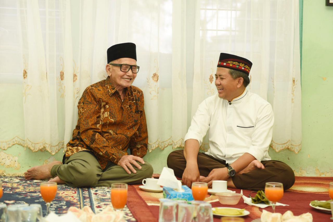 Presiden PKS Mohamad Sohibul Iman berbincang hangat dengan tokoh pendidikan Aceh Razali Cut Lani di Banda Aceh, Sabtu (6/10) (dok Humas PKS Aceh)