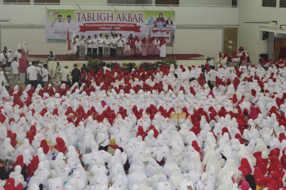 Ribuan jamaah majelis taklim memadati  Asrama Haji Pondok Gede, Jakarta Timur, Ahad (29/1/2017) guna mendukung paslon Anies Baswedan-Sandiaga Uno (PKS Foto)