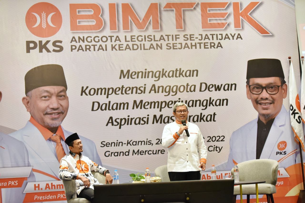 Wakil Ketua Majelis Syuro PKS Ahmad Heryawan memberikan arahan dalam Bimtek Legislator PKS se-Jatijaya di Surabaya, Rabu (30/3) (Donny/PKSFoto)