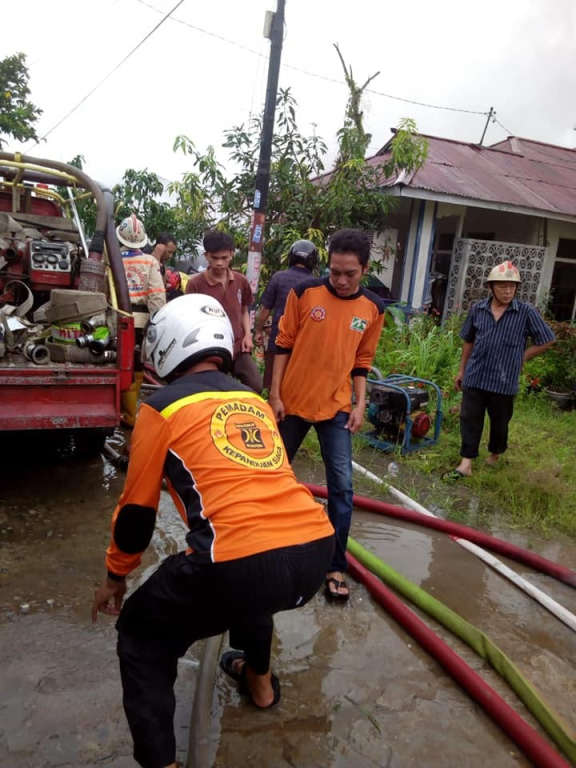 Damkar Pandu Siaga PKS Kalimantan Barat saat memadamkan api di Kelurahan Pal 5, Kota Pontianak, Jumat (30/11) (dokpri)