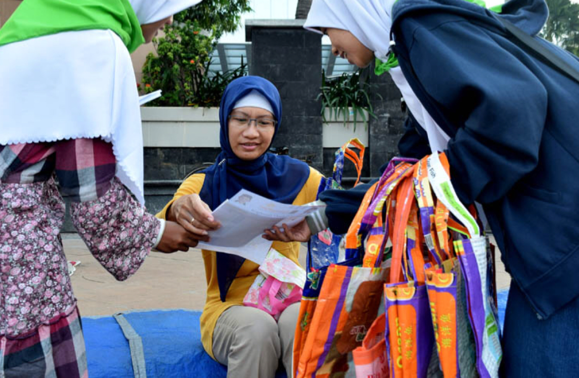 PKS Semarang Bagi Tas Belanja Hasil Daur Ulang Sampah (ilustrasi)