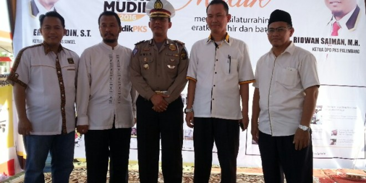 Wadirlantas Kapolda Sumsel AKBP Dwi Sulistyawan (tengah) bersama panitia Posko Mudik PKS Sumsel