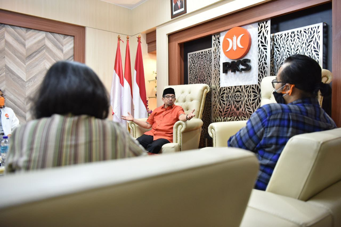 Ketua Majelis Syura PKS Dr Salim Segaf Aljufri saat berbincang dengan redaksi Tempo di kantor DPP PKS (Donny/PKSFoto)