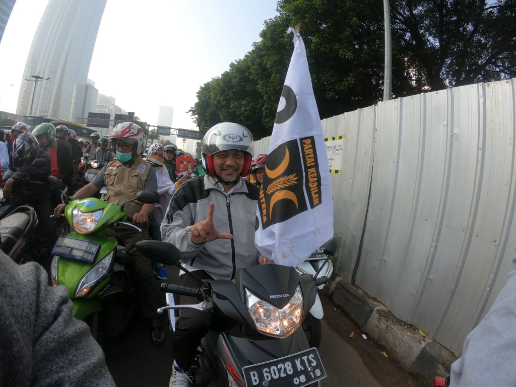 Ketua DPW PKS Jawa Barat Ahmad Syaikhu mengendarai motor menuju Kampanye Akbar Prabowo-Sandi di GBK, Jakarta, Ahad (7/4) (IST)