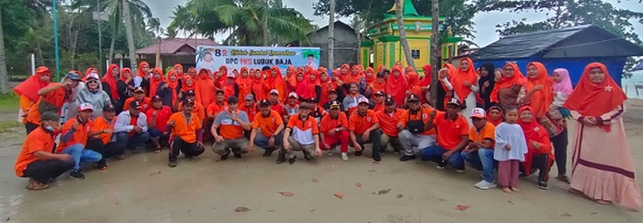 Ketua DPW PKS Kepulauan Riau (Kepri) Ustaz Bahktiar bersama peserta Rihlah Menyambut Ramadhan Anggota PKS Kecamatan Lubuk Baja