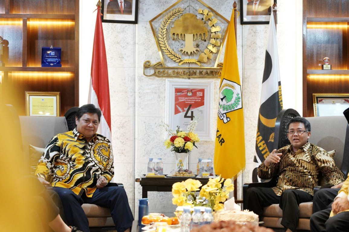 Presiden Partai Keadilan Sejahtera Mohamad Sohibul Iman bersama Ketua Umum Partai Golkar Airlangga, Selasa (25/02/2020). (Donny/PKSFoto)