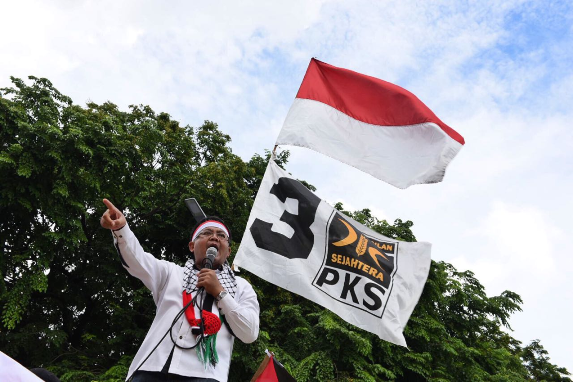 Presiden PKS Mohamad Sohibul Iman dalam Aksi Bela Palestina di depan Kedubes AS, Jakarta, Ahad (10/12). (M Hilal/PKS Foto)